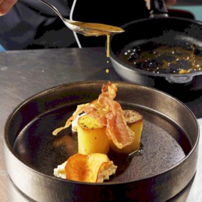 Fondant ziemniaczany/ chips z szynki parmeńskiej/ sos truflowy 