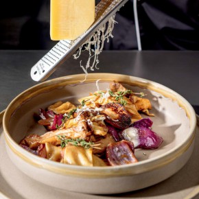 Makaron Tacconelli/ chrupiący kurczak/ borowiki/ karmelizowana cebula 