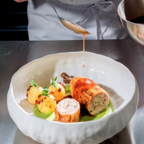 Nadziewane udka/ mus borowikowy/ groszkowe purée/ kluski ziemniaczane  