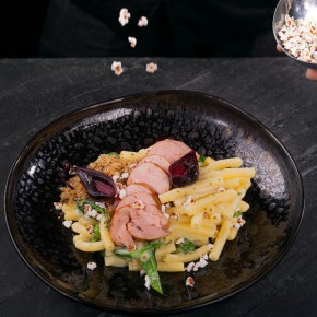 Makaron maccheroni z sosem cztery sery z brokułami, polędwiczka wieprzowa, piklowana szalotka, chrupka panko z czarnego czosnku, popcorn z kaszy sorgo