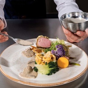 Polędwiczka wieprzowa/ gratin z tortellini serowego/ sos grzybowy/ glazurowany koper włoski