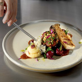 Polik wieprzowy/ sos demi-glace/ glazurowany burak/ purée ziemniaczane/ popcorn gryczany  