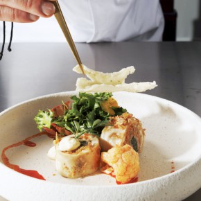 Udko z kurczaka faszerowane Ratatouille/ szynka parmeńska/ szpinak/ sos z pieczonego czosnku/ chips ryżowy