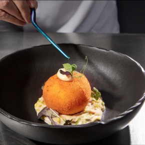 Knedle z polików wołowych/ ser lazur/ ragoût z pora/ wędzony majonez 