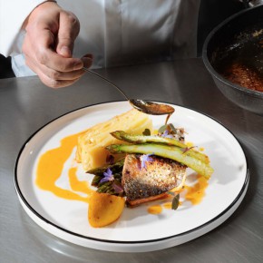 Filet z pstrąga łososiowego/ gratin ziemniaczane/ zielone szparagi  