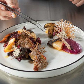 Zimowa „kaszanka” wegańska z kasztanów i kaszy gryczanej/ purée z czerwonej  kapusty/ pieczone liście kapusty/ boczniak