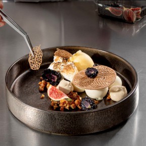 Zimowa panna cotta/ sól morska/ krem espresso amaretto / crunch karmelowo-orzechowy/ tymiankowy sorbet pomarańczowy/ włoska beza palona  