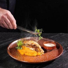 Jesienne calzone nadziewane grzybami, cebulą i topinamburem / sos serowy / purée z batatów