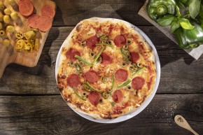 Pizza z wegańskim Pepperoni, zieloną papryką i oliwkami 