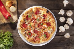 Pizza z wegańskim Pepperoni, pieczarkami i cebulą