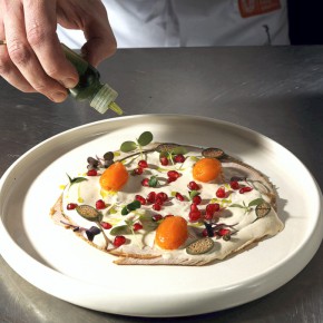 Vitello tonnato/ pomidory confitowane/ oliwa szczypiorkowa/ granat  