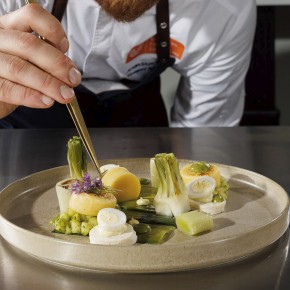 Assiette z pora/ jajko przepiórcze/ jabłko kompresowane/ majonez porowy/ wędzona galaretka  