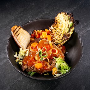 Ossobuco wołowe / sos barbecue / grillowana kapusta