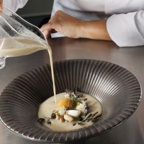 Krem pieczarkowy à la żurek/ krokiet z żebra w płatkach purée  