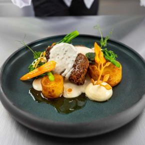 Bitki wołowe confitowane ziemniaki/ sos kremowo-pieczarkowy/ mus z pasternaku