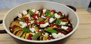 Briam – grecka zapiekanka z cukinii, bakłażanów, ziemniaków, pomidorów z serem feta