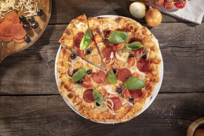 Pizza w stylu chicagowskim z roślinnym sosem bolońskim i wegańskim Pepperoni