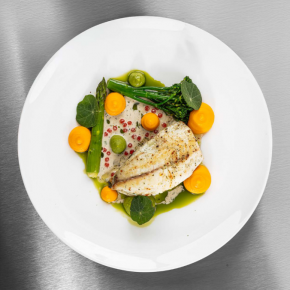 Dorada/ sos velouté ze szczypiorkiem i kawiorem/ zielone warzywa/ duet purée
