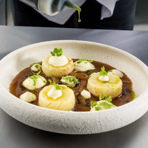 Duet selera/ bulion grzybowo-cebulowy/ oliwa lubczykowa