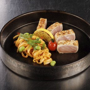 Makaron fettuccine/ miecznik/ sos paprykowo- miętowy