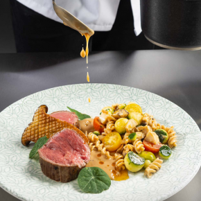 Fusilli pełnoziarniste/ polędwica wołowa/ boczniaki/ cukinia/ sos z zielonym pieprzem 