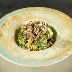 Makaron fusilli pełnoziarnisty/ bób/ koperek/ kurki/ chrupiący kurczak