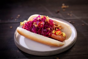 Wegański Hot dog z piklowaną kapustą czerwoną i prażoną cebulką