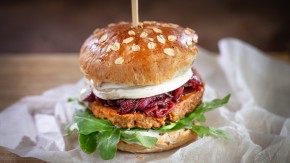 Wegetariański burger francuski z kozim serem, marmoladą z czerwonej cebuli i rukolą