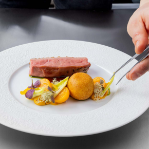 Kaczka pączek z ciasta kukurydzianego/ purée z moreli i marchwi z rumiankiem