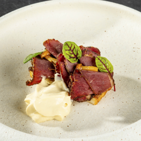 Mostek wołowy typu pastrami/ tost francuski/ dymna  pianka majonezowa 