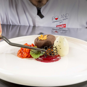 Caffe&latte panna cotta/ żel z barszczu/ chutney truskawkowy