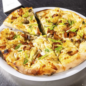 Pizza bianca/ sałatka z awokado/ jabłko/ granat/ gruszka/ awokado