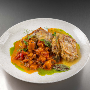 Polędwiczka wieprzowa à la saltimbocca /ratatouille/ ziemniaki gratin 