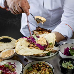 Shoarma z kruczaka/ tabbouleh z kaszy bulgur  i smazonego makaronu/  piklowana czerwona kapusta/  pikantny sos jogurtowy/  sos tzatziki