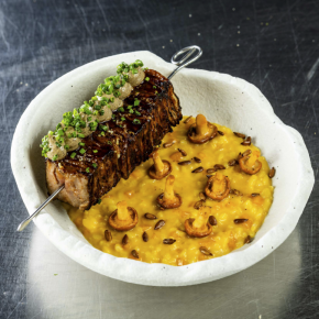 Warstwowy szaszłyk z rostbefu/  guanciale i ratatouille z grilla/  risotto z dynia i słonecznikiem/  majonez grzybowy