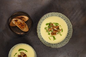 Zupa czosnkowa z ziołowymi grzankami i pesto z rukoli