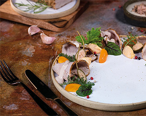 Vitello Tonnato z kremowym sosem tuńczykowo-kaparowym