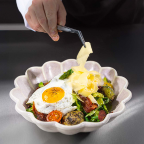 Wiosenna sałatka z ziemniakami z ogniska boczek/ jajko/ ser dojrzewający/ sos ogrodowy 